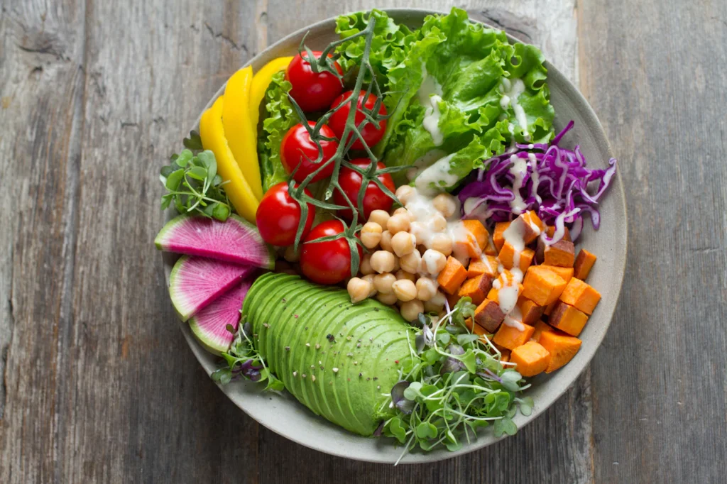 Nutrição e perda de peso: taça com legumes frescos, grão-de-bico e abacate